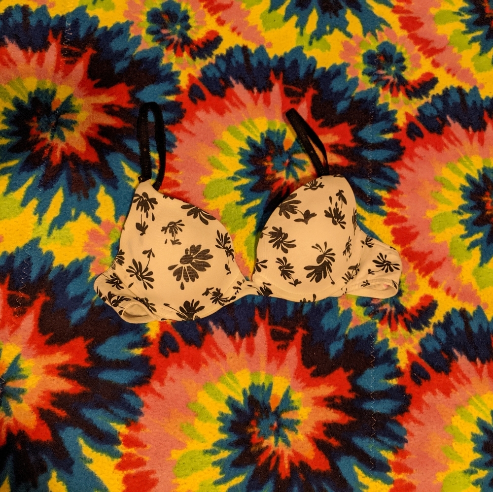 Super cute Victoria's secret wired bra!